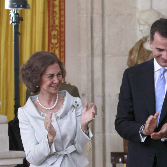 La reine Sofia, le prince Felipe, le roi Juan Carlos et la princesse Letizia d'Espagne lors de la cérémonie au cours de laquelle le roi Juan Carlos d'Espagne signe la loi d'abdication dans la salle des colonnes du palais royal à Madrid, le 18 juin 2014.