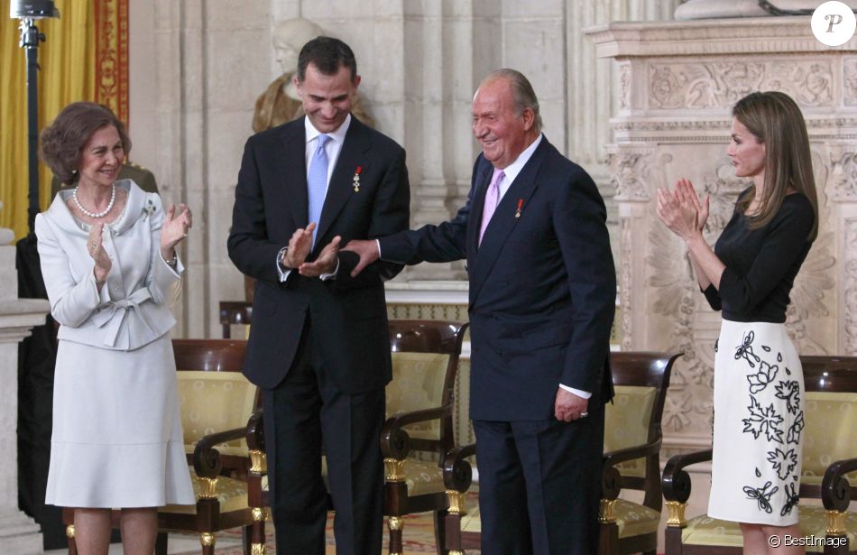 La reine Sofia, le prince Felipe, le roi Juan Carlos et la princesse Letizia d'Espagne lors de la cérémonie au cours de laquelle le roi Juan Carlos d'Espagne signe la loi d'abdication dans la salle des colonnes du palais royal à Madrid, le 18 juin 2014.