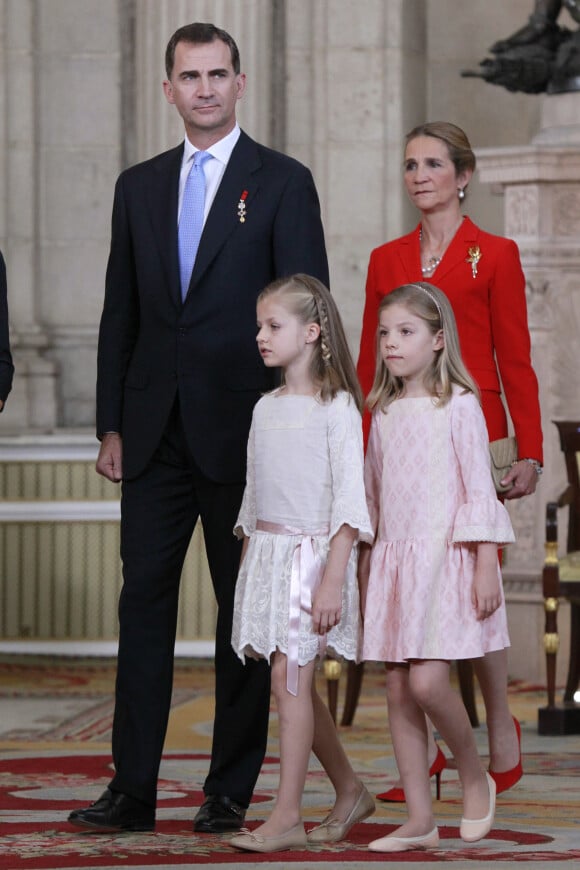 Le prince Felipe d'Espagne, l'infante Leonor, l'infante Sofia et l'infante Elena lors de la cérémonie au cours de laquelle le roi Juan Carlos d'Espagne signe la loi d'abdication dans la salle des colonnes du palais royal à Madrid, le 18 juin 2014.
