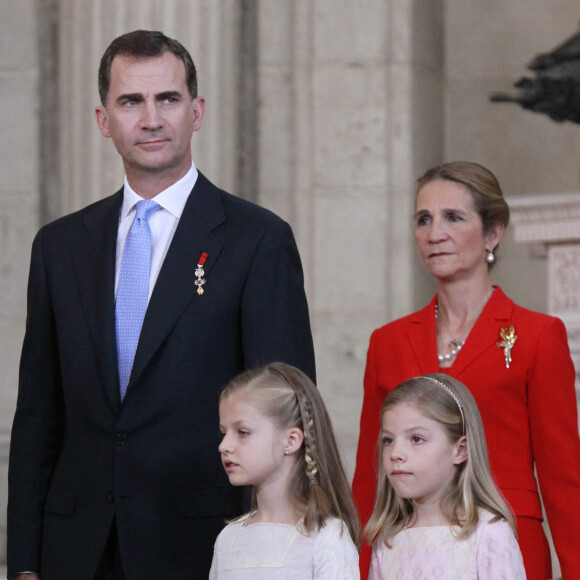 Le prince Felipe d'Espagne, l'infante Leonor, l'infante Sofia et l'infante Elena lors de la cérémonie au cours de laquelle le roi Juan Carlos d'Espagne signe la loi d'abdication dans la salle des colonnes du palais royal à Madrid, le 18 juin 2014.