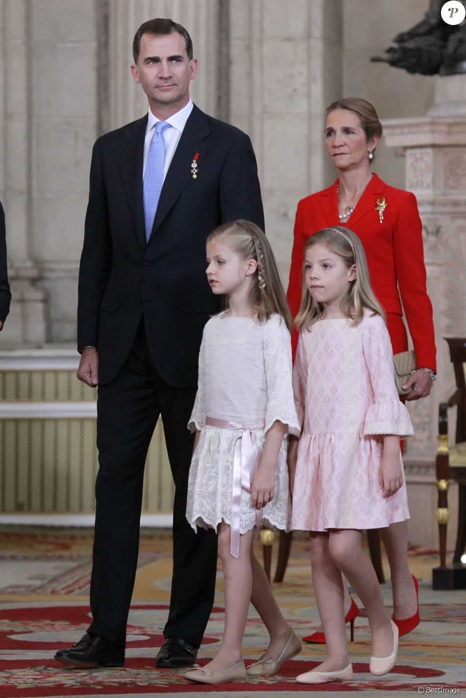 Le prince Felipe d'Espagne, l'infante Leonor, l'infante Sofia et l'infante Elena lors de la cérémonie au cours de laquelle le roi Juan Carlos d'Espagne signe la loi d'abdication dans la salle des colonnes du palais royal à Madrid, le 18 juin 2014.