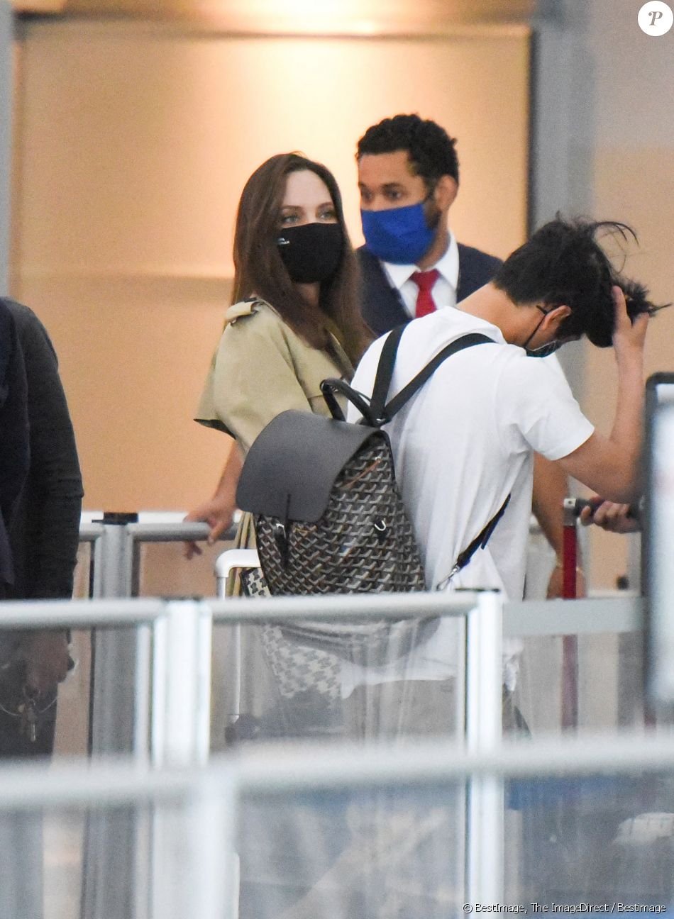 Angelina Jolie arrive à l'aéroport JFK de New York avec ses six enfants Maddox, Pax, Zahara, Shiloh, Vivienne et Knox, le 11 juin 2021.