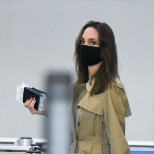 Angelina Jolie arrive à l'aéroport JFK de New York avec ses six enfants Maddox, Pax, Zahara, Shiloh, Vivienne et Knox, le 11 juin 2021.