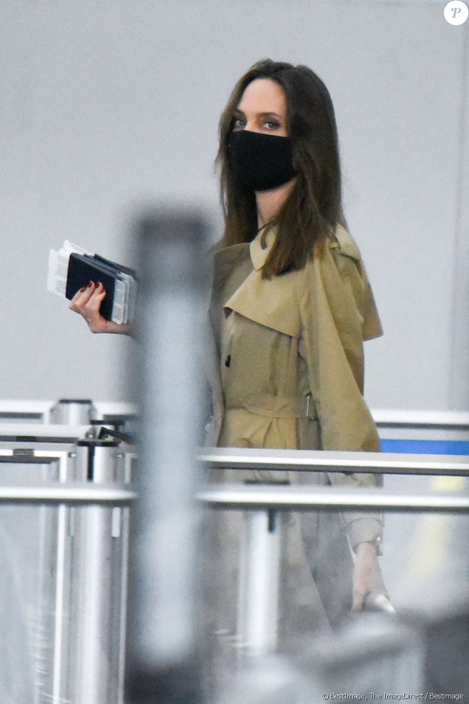 Angelina Jolie arrive à l'aéroport JFK de New York avec ses six enfants Maddox, Pax, Zahara, Shiloh, Vivienne et Knox, le 11 juin 2021.