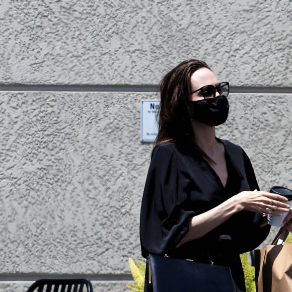 Exclusif - Angelina Jolie et sa fille Zahara ont fait quelques courses à Los Angeles le 23 mai 2021.