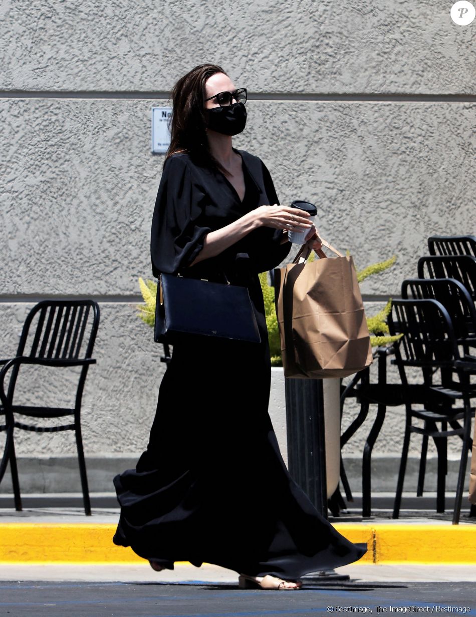 Exclusif - Angelina Jolie et sa fille Zahara ont fait quelques courses à Los Angeles le 23 mai 2021.