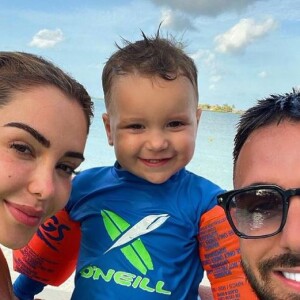 Nabilla Benattia avec son fils Milann et son mari Thomas Vergara