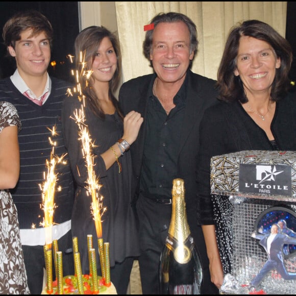 Michel Leeb fête ses 30 ans de carrière au Palais des Congrès de Paris avec sa famille