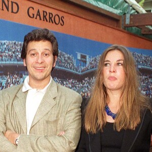 Laurent Gerra et Mathilde Seigner - Tournoi de tennis Roland Garros en 2001 à Paris.