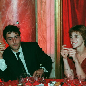 Yvan Attal et Charlotte Gainsbourg en soirée, en marge du Festival de Deauville en 1996.
