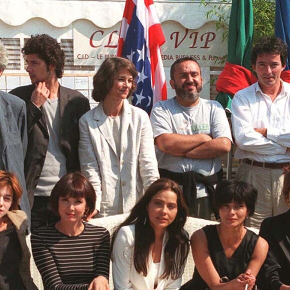 Charlotte Gainsbourg - Photocall du jury du Festival de Deauville en 1996 avec Charlotte Rampling, Laura Morante, René Cleitman, Dominique Farrugia, Chiara Mastroianni, Ornella Muti, Alain Rocca, Melvil Poupaud et Sabine Azema.