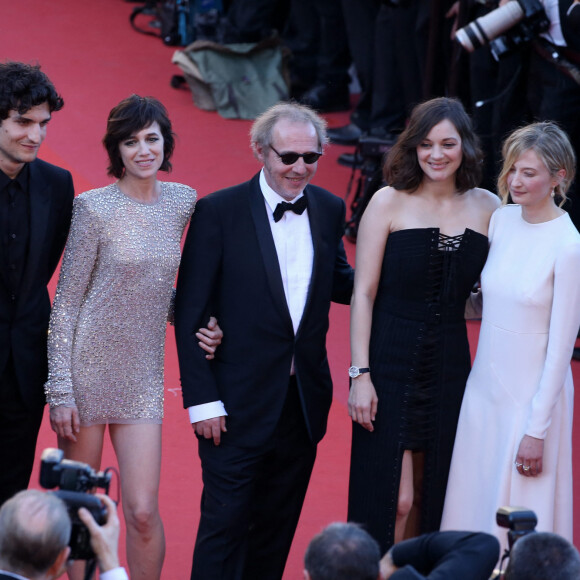 Hippolyte Girardot, Mathieu Amalric, Louis Garrel, Charlotte Gainsbourg, Arnaud Desplechin, Marion Cotillard et Alba Rohrwacher - Montée des marches du film "Les Fantômes d'Ismaël" lors de la cérémonie d'ouverture du 70ème Festival International du Film de Cannes. © Borde-Jacovides-Moreau/Bestimage