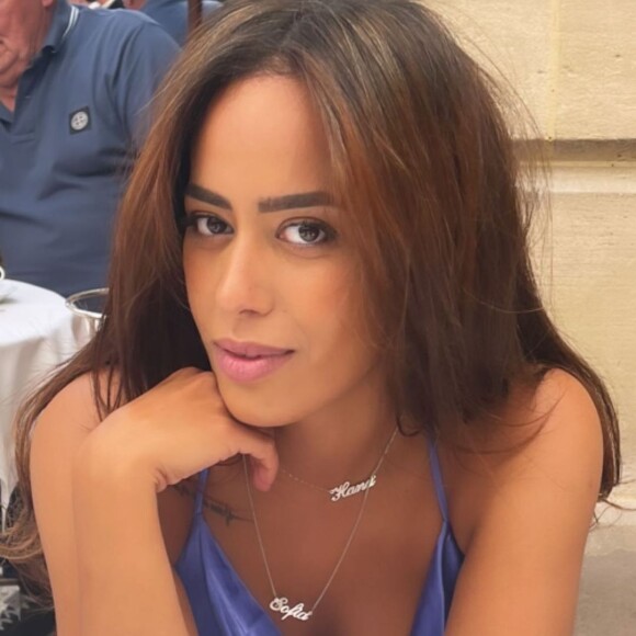 Amel Bent fête son 36e anniversaire avec son mari Patrick Antonelli. Ils se sont offert un repas au restaurant, en terrasse.