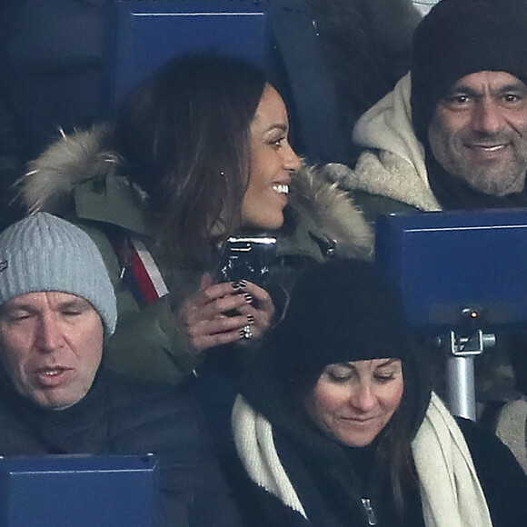 Amel Bent et son mari Patrick Antonelli (DR) dans les tribunes lors du match de Ligue 1 "PSG - OM (3-0)" au Parc des Princes à Paris, le 25 février 2018.