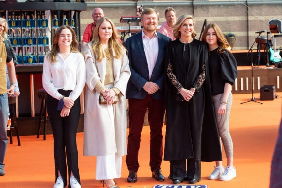 Le roi Willem-Alexander et la reine Maxima des Pays-Bas avec leurs filles la princesse Alexia des Pays-Bas, la princesse Ariane des Pays-Bas et la princesse Catharina-Amalia des Pays-Bas - La famille royale des Pays-Bas assiste aux répétitions du groupe "The Streamers" juste avant le concert à l'occasion de la fête du Roi (Koningsdag), anniversaire du roi (54 ans) à La Haye, le 27 avril 2021.