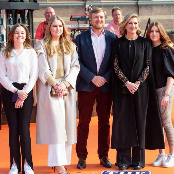 Le roi Willem-Alexander et la reine Maxima des Pays-Bas avec leurs filles la princesse Alexia des Pays-Bas, la princesse Ariane des Pays-Bas et la princesse Catharina-Amalia des Pays-Bas - La famille royale des Pays-Bas assiste aux répétitions du groupe "The Streamers" juste avant le concert à l'occasion de la fête du Roi (Koningsdag), anniversaire du roi (54 ans) à La Haye, le 27 avril 2021.