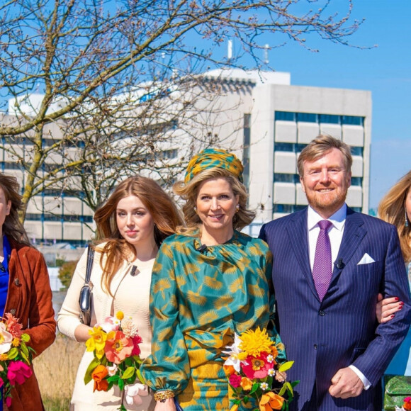 Le roi Willem-Alexander et la reine Maxima des Pays-Bas avec leurs filles la princesse Alexia des Pays-Bas, la princesse Ariane des Pays-Bas et la princesse Catharina-Amalia des Pays-Bas - La famille royale des Pays-bas réunie à Eindhoven à l'occasion de la fête du Roi (Koningsdag), anniversaire du roi (54 ans), le 27 avril 2021.