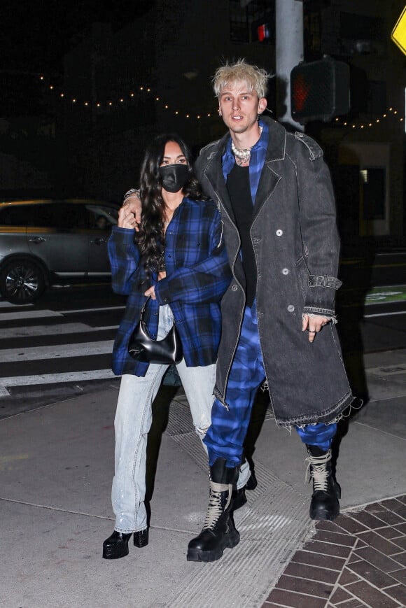 Exclusif - Machine Gun Kelly et sa compagne Megan Fox se baladent en amoureux après un dîner à Santa Monica le 14 avril 2021.