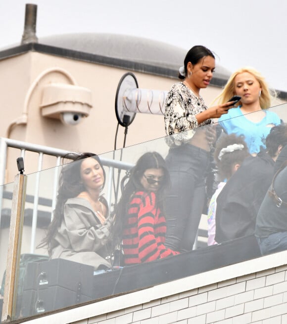 Megan Fox et Kourtney Kardashian assistent au concert de leurs compagnons respectifs Machine Gun Kelly et Travis Barker sur un toit de Los Angeles, le 19 juin 2021.