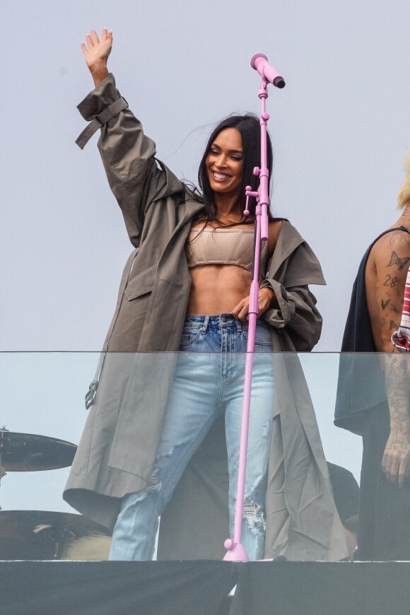 Megan Fox assiste au concert de Machine Gun Kelly et Travis Barker sur un rooftop à Venice Beach le 19 juin 2021.