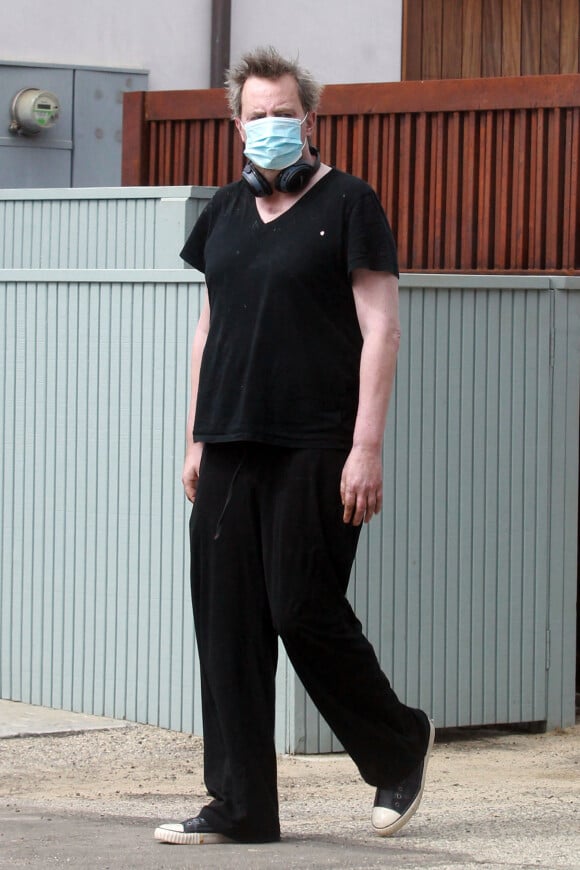 Exclusif - Matthew Perry (Friends) lors d'une sortie avec une inconnue à Los Angeles pendant l'épidémie de coronavirus (COVID-19) le 26 avril 2020. Ils portent tous les deux un masque de protection.