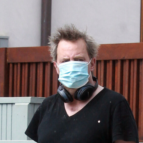 Exclusif - Matthew Perry (Friends) lors d'une sortie avec une inconnue à Los Angeles pendant l'épidémie de coronavirus (COVID-19) le 26 avril 2020. Ils portent tous les deux un masque de protection.