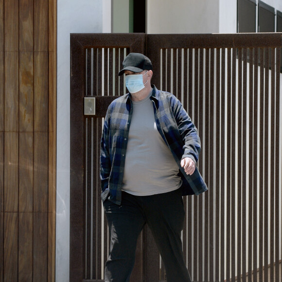 Exclusif - Matthew Perry, masqué en raison de l'épidémie de coronavirus (Covid-19), se promène à Los Angeles, le 12 juin 2020.
