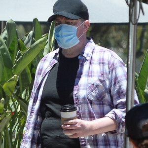 Exclusif - Matthew Perry sort chercher un café à Los Angeles le 14 juin 2020. Il porte un masque de protection contre le coronavirus (COVID-19)