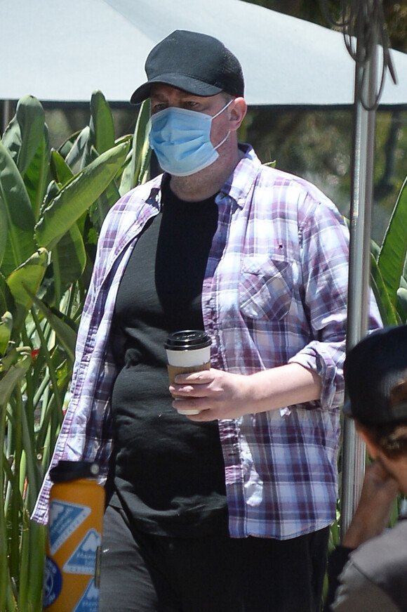 Exclusif - Matthew Perry sort chercher un café à Los Angeles le 14 juin 2020. Il porte un masque de protection contre le coronavirus (COVID-19)