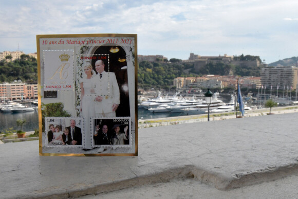 La poste monégasque a édité une planche de timbres pour la commémoration des dix ans de mariage du prince Albert II de Monaco et de la princesse Charlène. Les timbres sont en vente dans les postes depuis le 30 avril. Le mariage d'Albert II et de Charlene Wittstock a eu lieu le 1er juillet 2011 pour la cérémonie civile et le 2 juillet 2011 pour la cérémonie religieuse. © Bruno Bebert / Bestimage