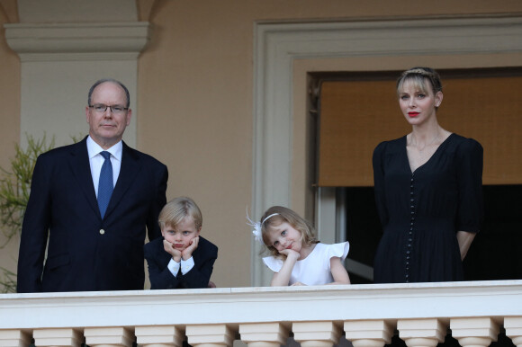 Le prince Albert II de Monaco, le prince Jacques, la princesse Gabriella, la princesse Charlène - La famille princière de Monaco assiste au feu de la Saint Jean dans la cours du palais princier à Monaco le 23 juin 2020. La soirée est animée par le groupe folklorique "La Palladienne". © Jean-Charles Vinaj / Pool Monaco / Bestimage