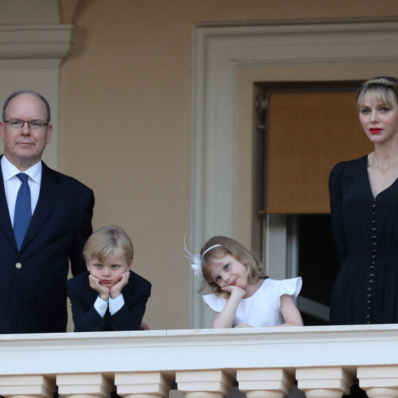 Le prince Albert II de Monaco, le prince Jacques, la princesse Gabriella, la princesse Charlène - La famille princière de Monaco assiste au feu de la Saint Jean dans la cours du palais princier à Monaco le 23 juin 2020. La soirée est animée par le groupe folklorique "La Palladienne". © Jean-Charles Vinaj / Pool Monaco / Bestimage
