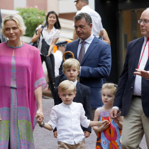 La princesse Charlene de Monaco, le prince héréditaire Jacques, la princesse Gabriella et le prince Albert II de Monaco durant le traditionnel Pique-nique des monégasques au parc princesse Antoinette à Monaco le 6 septembre 2019. 