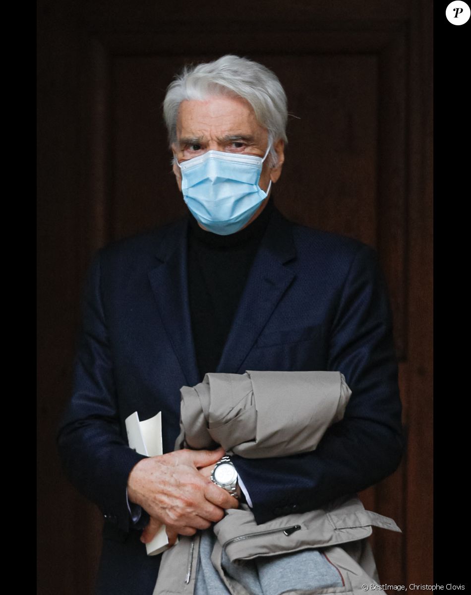 Exclusif - Bernard Tapie, très affaibli a tenu à assister aux obsèques - Sorties des obsèques du chef Gérard Idoux (restaurateur à la tête du Récamier) en l'église de Saint-Germain-des-Prés à Paris, le 08 octobre 2020. © Christophe Clovis / Bestimage