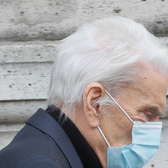 Exclusif - Bernard Tapie, très affaibli a tenu à assister aux obsèques - Sorties des obsèques du chef Gérard Idoux (restaurateur à la tête du Récamier) en l'église de Saint-Germain-des-Prés à Paris, le 08 octobre 2020. Le monde politique et artistique étaient réunis ce matin. Ce fut une cérémonie pleine de tendresse comme Gérard Idoux aurait voulu que ce soit. Il sera inhumé demain dans sa ville natale de Nevers. © Christophe Clovis / Bestimage