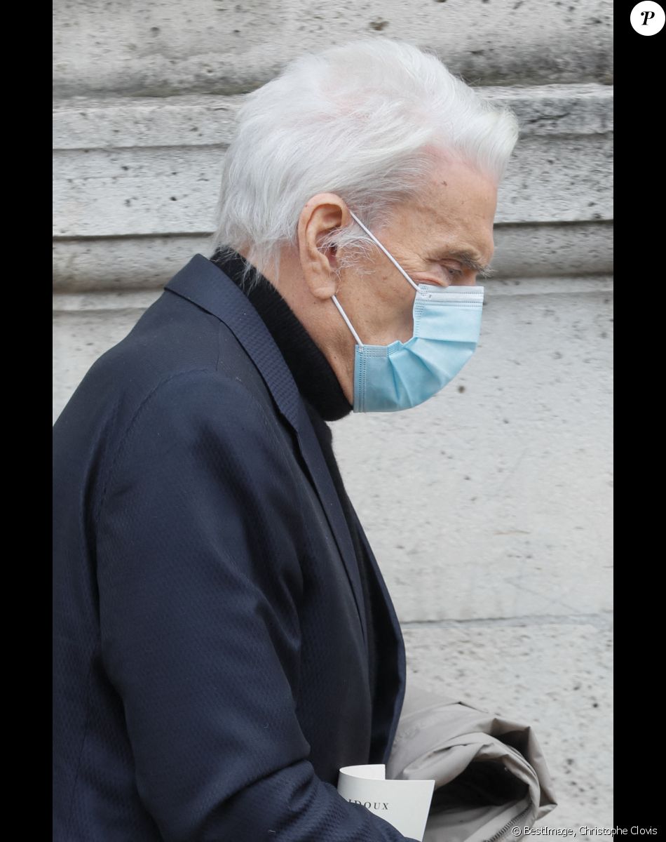 Exclusif - Bernard Tapie, très affaibli a tenu à assister aux obsèques - Sorties des obsèques du chef Gérard Idoux (restaurateur à la tête du Récamier) en l'église de Saint-Germain-des-Prés à Paris, le 08 octobre 2020. Le monde politique et artistique étaient réunis ce matin. Ce fut une cérémonie pleine de tendresse comme Gérard Idoux aurait voulu que ce soit. Il sera inhumé demain dans sa ville natale de Nevers. © Christophe Clovis / Bestimage