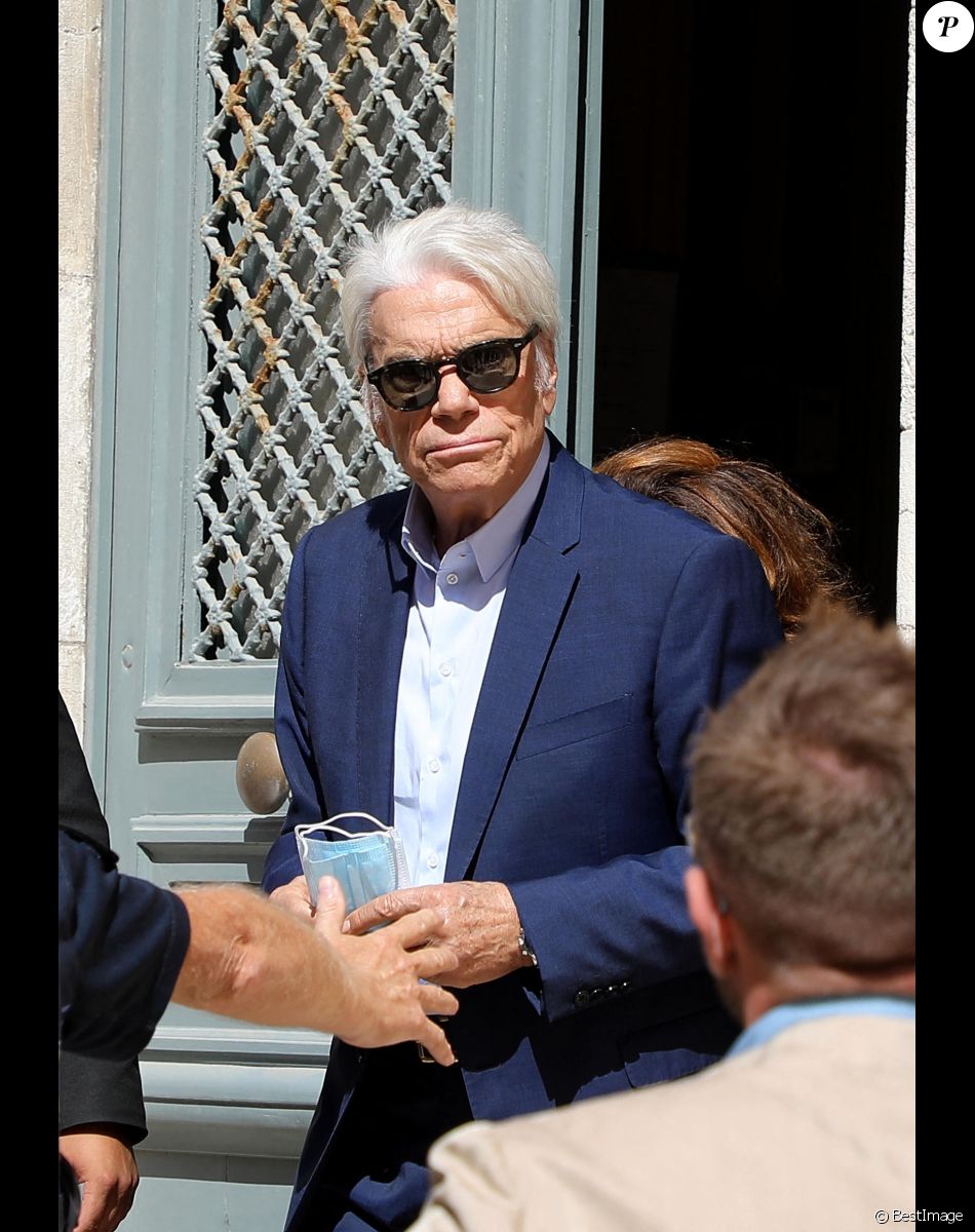 Bernard Tapie - Mariage civil de Sophie Tapie et Jean-Mathieu Marinetti à la mairie de Saint-Tropez en présence de leurs parents et de la famille le 20 août 2020.