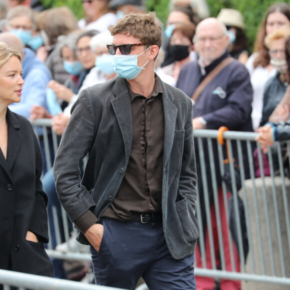 Virginie Efira et son compagnon Niels Schneider - Hommage à Guy Bedos en l'église de Saint-Germain-des-Prés à Paris le 4 juin 2020.