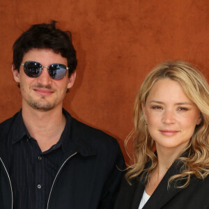 Virginie Efira et son compagnon Niel Schneider - Célébrités dans le village des internationaux de France de tennis de Roland Garros à Paris, France, le 8 juin 2019. ©Jacovides-Moreau / Bestimage