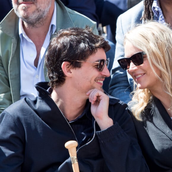 Virginie Efira et son compagnon Niels Schneider - Célébrités dans les tribunes des internationaux de France de tennis de Roland Garros à Paris, France, le 8 juin 2019. © Jacovides / Moreau/Bestimage