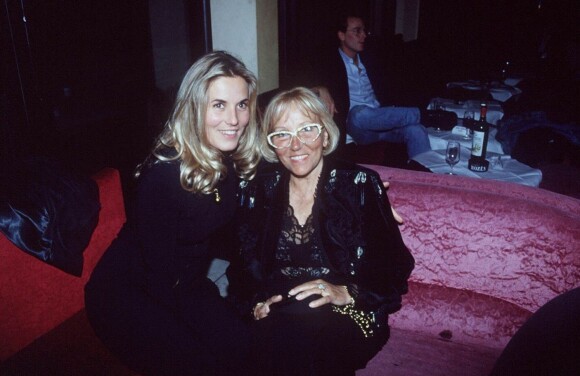 Sophie Favier et sa mère lors de la soirée de l'Agence Succes, à l'Arc, en 1994.