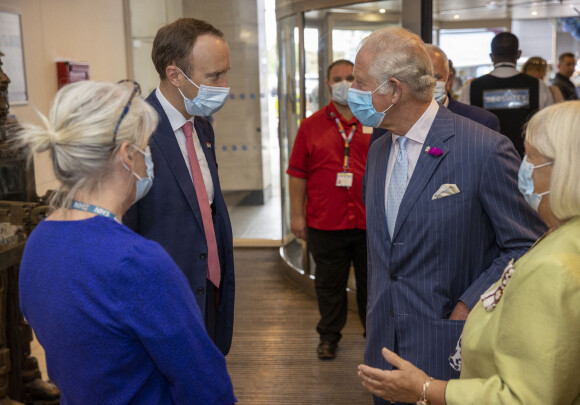 Le prince Charles, prince de Galles, visite l'hôpital Chelsea & Westminster avec le Secrétaire d'Etat à la Santé Matt Hancock à Londres, le 17 juin 2021. 