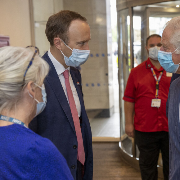 Le prince Charles, prince de Galles, visite l'hôpital Chelsea & Westminster avec le Secrétaire d'Etat à la Santé Matt Hancock à Londres, le 17 juin 2021. 