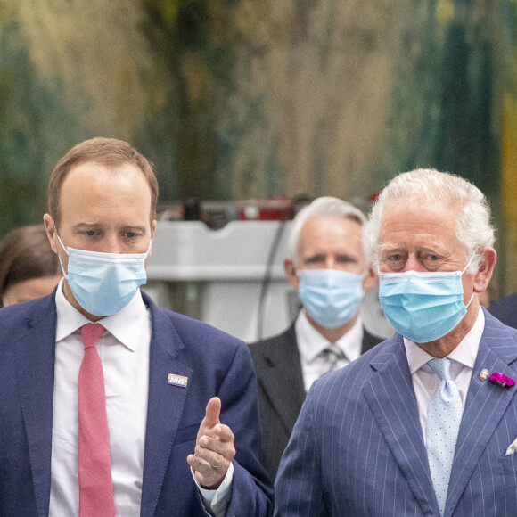 Le prince Charles, prince de Galles, visite l'hôpital Chelsea & Westminster avec le Secrétaire d'Etat à la Santé Matt Hancock à Londres, le 17 juin 2021. 