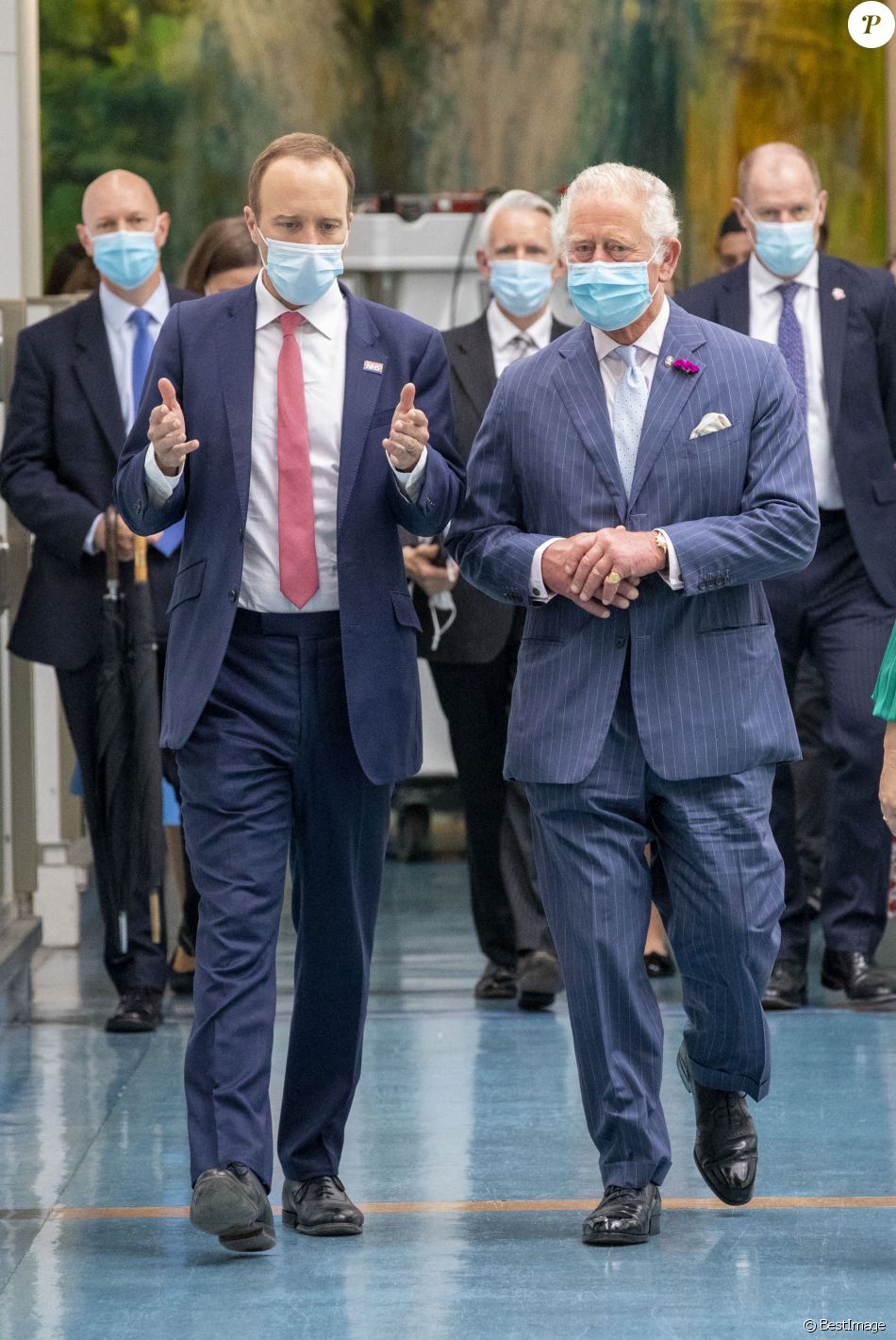 Le prince Charles, prince de Galles, visite l'hôpital Chelsea & Westminster avec le Secrétaire d'Etat à la Santé Matt Hancock à Londres, le 17 juin 2021.