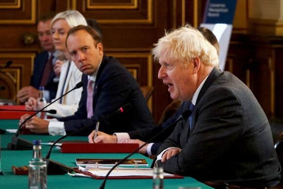 Le Premier ministre britannique Boris Johnson et Matt Hancock en réunion au bureau des Affaires étrangères et du Commonwealth à Londres, le 15 septembre 2020.