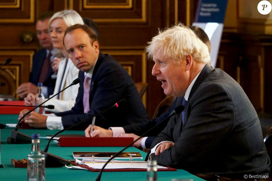 Le Premier ministre britannique Boris Johnson et Matt Hancock en réunion au bureau des Affaires étrangères et du Commonwealth à Londres, le 15 septembre 2020.