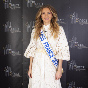 Exclusif - Amandine Petit (Miss France 2021) - En lice pour le concours de Miss Univers 2020, le 16 mai 2021 à Davie, en Floride (heure américaine) - Backstage de l'émission OEED (On Est En Direct) , présentée par Laurent Ruquier et diffusée en direct le 17/04/21 sur France2 - Paris le 17/04/2021 ©Jack Tribeca / Bestimage 