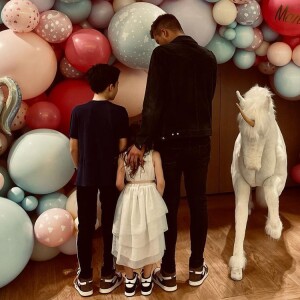 Arthur passe un doux moment en famille, avec notamment ses trois enfants Samuel, Aaron et Manava, mais aussi en compagnie de sa soeur Judith.