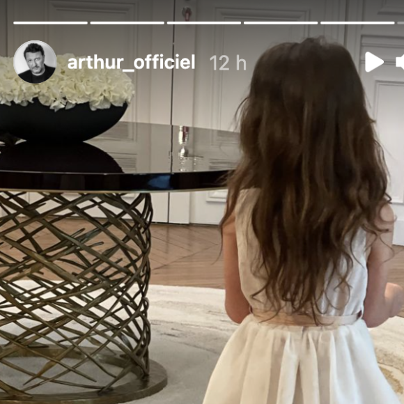 Arthur passe un doux moment en famille, avec notamment ses trois enfants Samuel, Aaron et Manava, mais aussi en compagnie de sa soeur Judith.